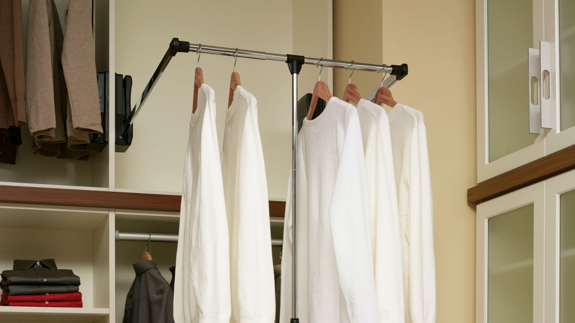 Simple Pull Down Hanging Rod